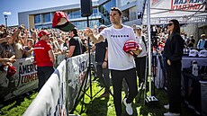 Charlie Kirk rozdává epice ped svým projevem na Utah Valley University. (10....