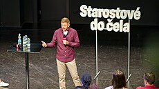 Lídr hnutí Starostové a nezávislí Vít Raku�an dorazil na p�edvolební setkání s...