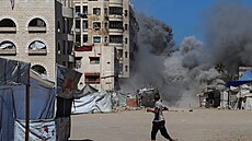 Z evakuované obytné budovy v Gaze, ve které byli ubytováni vysídlení...