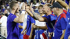 Jií Leheka slaví s týmem vítzství v daviscupovém utkání proti Spojeným...