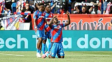 Rafiu Durosinmi z Plzn (vpravo) slaví branku v utkání s Olomoucí.