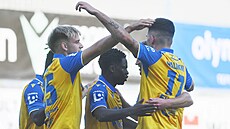 Fotbalisté Teplic slaví gól v utkání s Mladou Boleslaví.