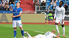 Záloník ostravského Baníku Matú Rusnák (vlevo) lituje nepromnné...