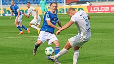Zálo�ník David Planka (vlevo) se p�i své premié�e v dresu Baníku pokou�í...