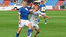 Liberecký Luká� Ma�ek (vpravo) málem roztrhl dres ostravskému stoperovi Michalu...