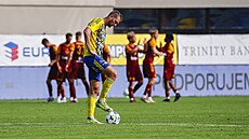 Zklamaný zlínský fotbalista Tomá Poznar v zápase s Duklou