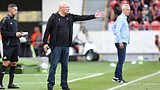 Trenér Plzn Miroslav Koubek diriguje své svence v zápase s Olomoucí.