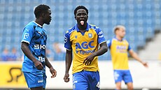 Teplický John Auta (vpravo) v utkání s Mladou Boleslaví