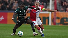 Tomá Hole ze Slavie (vpravo) a Ebrima Singhateh z Karviné bojují o mí.