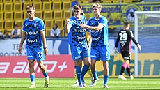 Fotbalisté Mladé Boleslavi slaví gól v utkání s Teplicemi.