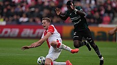 David Zima ze Slavie (vlevo) padá po souboji s Abdallahem Gningem z Karviné.