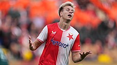 Slávistický Ond�ej Zmrzlý se roz�iluje v utkání proti Karviné.