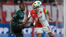 Tomá Hole ze Slavie (vpravo) hlavikuje mí v utkání s Karvinou.