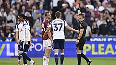 Tomá� Sou�ek z West Hamu (ve vínovém) dostal v utkání s Tottenhamem �ervenou...