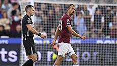 Tomá� Sou�ek z West Hamu odchází ze h�i�t� poté, co byl v zápase s Tottenhamem...