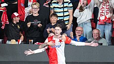 Luká Vorlický ze Slavie slaví gól v utkání s Karvinou.