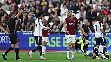Tomá Souek z West Hamu vidí v utkání s Tottenhamem ervenou kartu.