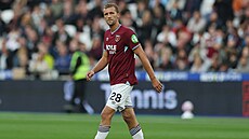 Tomá� Sou�ek z West Hamu odchází ze h�i�t� poté, co v utkání s Tottenhamem...