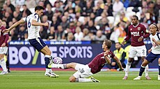 Tomá� Sou�ek z West Hamu fauluje Palhinhu z Tottenhamu, za co� ho rozhod�í...