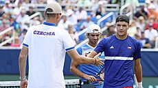 Tomá� Machá� (uprost�ed) a Jakub Men�ík si b�hem daviscupové �ty�hry proti...