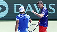 Jakub Men�ík (vpravo) a Tomá� Machá� se hecují b�hem daviscupové �ty�hry proti...