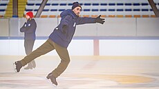 Massimo Scali pedvádí Taschlerovým, jak by si daný prvek volného tance...