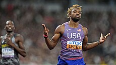 Noah Lyles s p�ehledem vít�zí v semifinále dvoustovky.