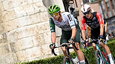 Jakub Otruba v úniku 19. etapy, kdy� se ho je�t� dr�el Victor Guernalec z Arkey.