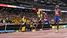 Cílová páska mu�ské stovky na MS v Tokiu. Pro zlato si b�í Oblique Seville,...