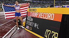 Sydney McLaughlinová-Levroneová po vítzství na hladké tvrtce pózuje u tabule...