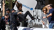 Policista zadr�uje propalestinskou aktivistku na trase 18. etapy Vuelty.