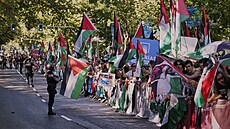 V jiné �ásti trati ale zasahují palestinské vlajky p�ímo do silnice, kudy má...