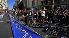 Demonstranti povalili v centru Madridu bezpe�nostní pl�tky a vtrhli na tra� 21....