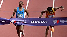 Alphonce Felix Simbu protíná cílovou pásku t�sn� p�ed druhým Amanalem Petrosem.