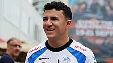 Isack Hadjar v padoku ped tréninkem na Velkou cenu Ázerbájdánu.