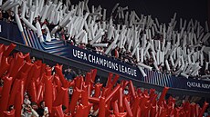 Fanou�ci Slavie vítají hrá�e p�i prvním utkání nové sezony Ligy mistr�.