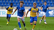 Ostravský obránce Alexander Munksgaard postupuje s mí�em vedle Mateje Rizni�e.