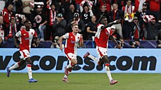 Youssoupha Mbodji se raduje z gólu proti Bodö/Glimt. Za ním b�í Michal Sadílek...