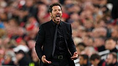 Diego Simeone pok�ikuje na hrá�e Atlética Madrid.