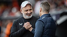 Jind�ich Trpi�ovský se p�ed úvodním duelem Ligy mistr� zdraví s Kjetilem...