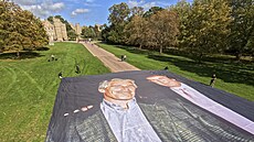 Aktivisté rozvíjejí velkou fotografii amerického prezidenta Donalda Trumpa s...