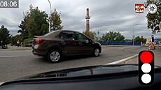 Semafor ve Slavkov� u Brna hlídají policisté: lidé jezdí na �ervenou