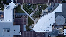 Zábr z dronu ukazuje univerzitní kampus areál Utah Valley University ve mst...