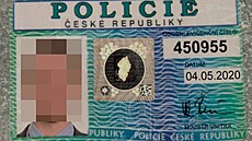 Fale�ný slu�ební pr�kaz policisty, který ukázali kyber�mejdi p�i podvodu. (10....