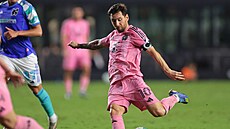 Lionel Messi z Miami st�ílí v zápase proti Seattlu.