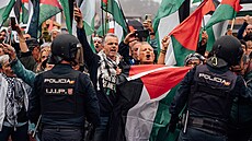 Policisté dohlíí na demonstranty bhem 16. etapy Vuelty.