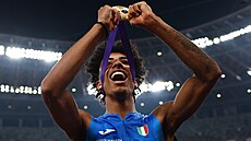 Mattia Furlani si prohlíí mistrovské zlato.