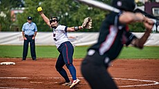 Anna Zoulová nadhazuje na ME softbalistek.