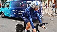 Jan Hirt p�ed týmovou dodávkou stáje Israel�Premier Tech.