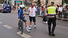 Jan Hirt pod dohledem policisty v cíli �asovky na Vuelt�.